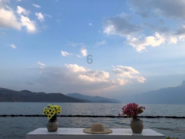 恋人之间应该亲密无间还是保留个人空间？游戏画面